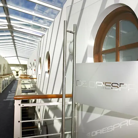 Hotelsuites De Driesprong 4* לוסדרכט