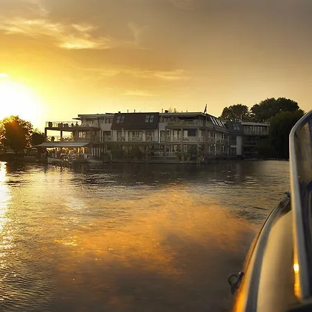 Hotelsuites De Driesprong 4*